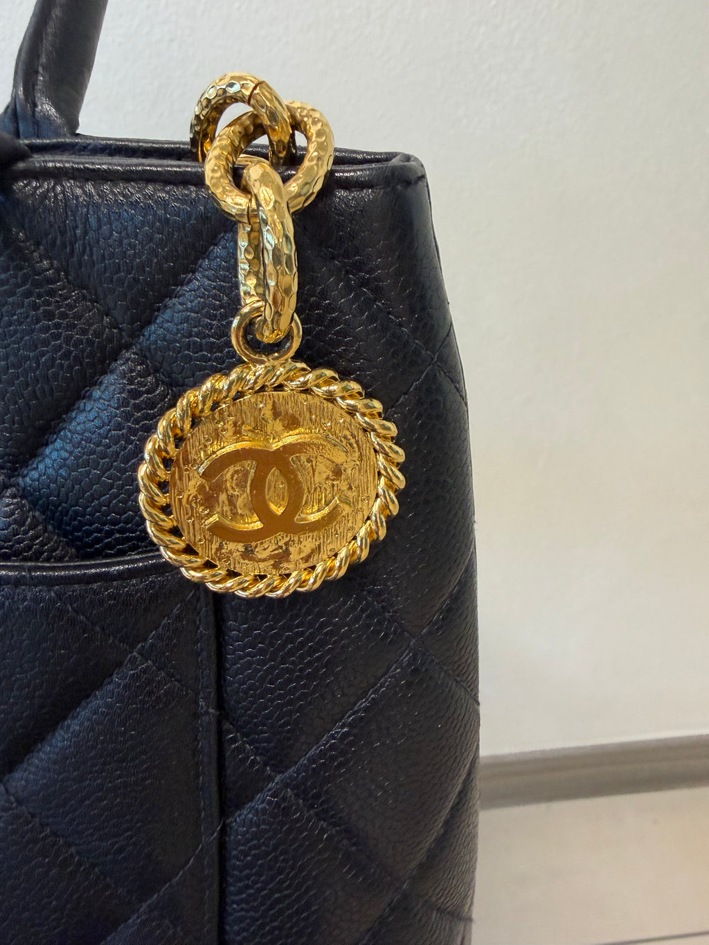 CHANEL MEDAILLON NERA
