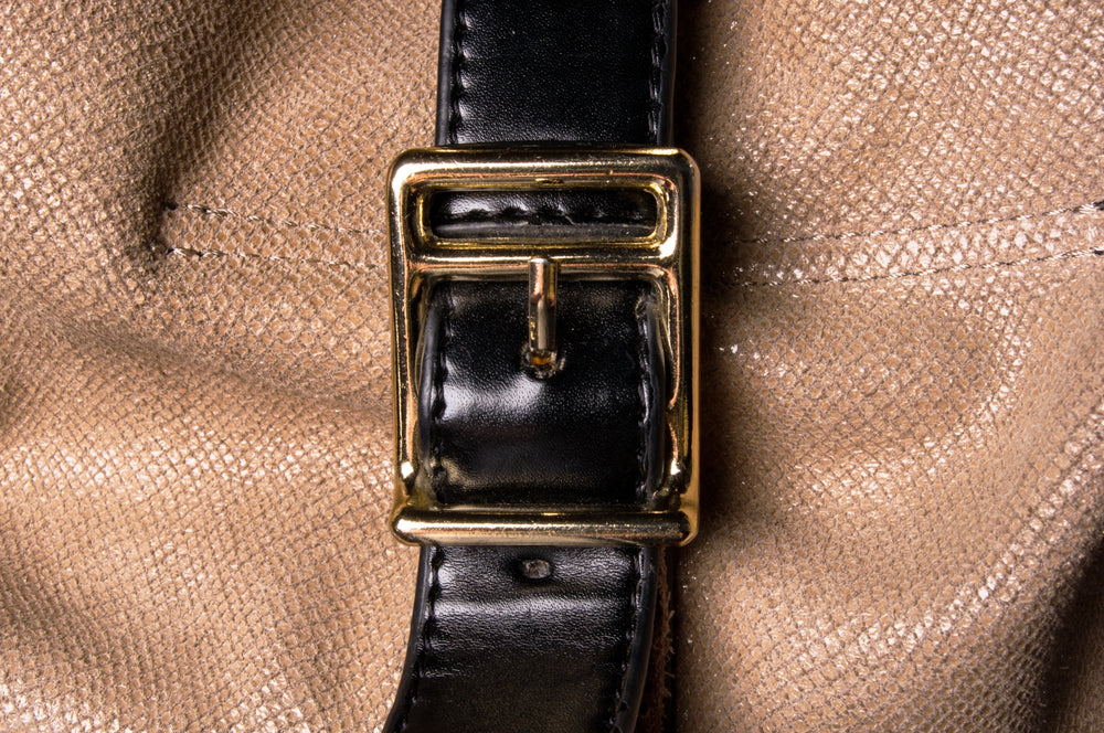 Dettaglio fibbia oro su pelle — ARY Luxury