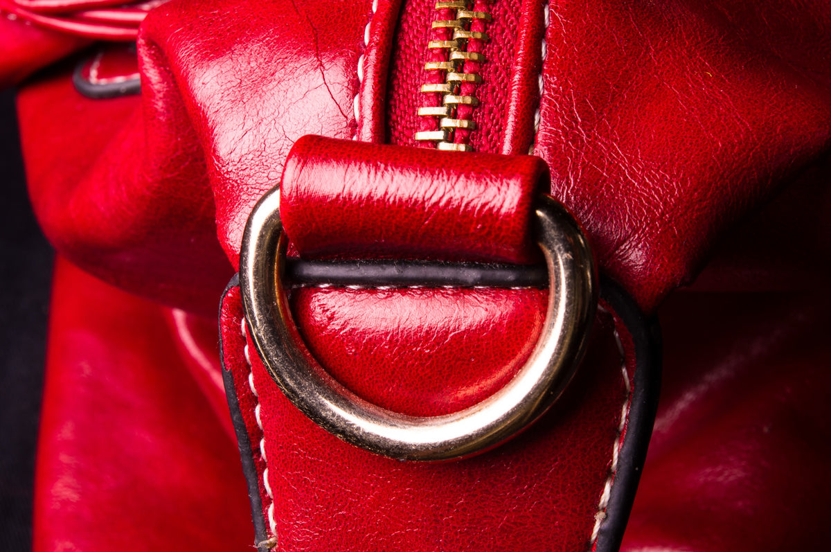 Dettaglio borsa in pelle rossa — ARY Luxury